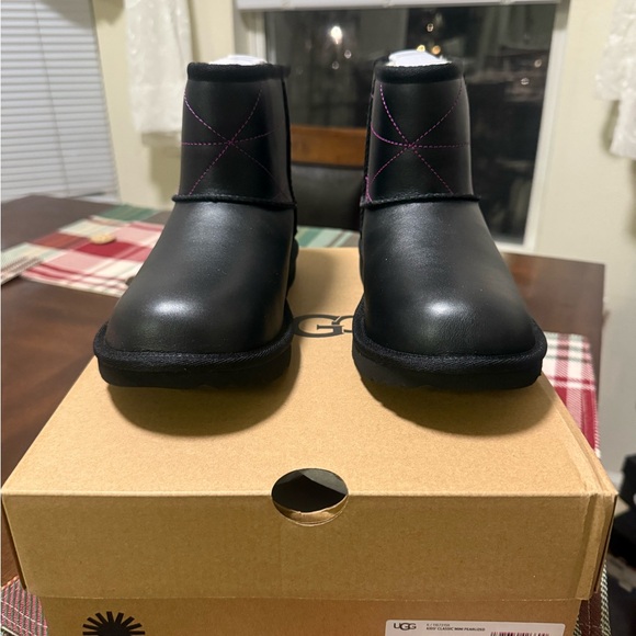 UGG KIDS Classic Mini Pearlized boots Size 6 new/black - Picture 4 of 9